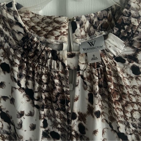 Worthington Short Sleeve Snakeskin Print Top w/ Back Zip Closure, Medium, EUC - Picture 2 of 5